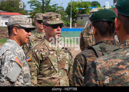 Le brigadier de l'armée américaine. Le général Gregray Bacon de la Garde nationale de l'Arkansas parle avec des soldats de la Brigade de montagne guatémaltèque à La Blanca, Guatemala, May 24,2016. Task Force Red Wolf et de l'Armée mène du sud de l'aide civile humanitaire Formation pour inclure les projets de construction et de niveau tatical préparation médicale Exercices de formation médicale fournissant l'accès et la création d'écoles au Guatemala avec l'Guatamalan gouvernementaux et non gouvernementaux à partir de 05Mar16 à 18JUN16 afin d'améliorer la préparation aux missions des Forces armées des Etats-Unis et de fournir un avantage durable pour les habitants de Guatemala. (U.S. P de l'armée Banque D'Images