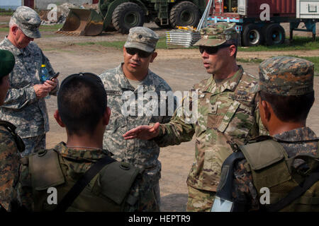 Le brigadier de l'armée américaine. Le général Gregray Bacon de la Garde nationale de l'Arkansas parle avec des soldats de la Brigade de montagne guatémaltèque à La Blanca, Guatemala, May 24,2016. Task Force Red Wolf et de l'Armée mène du sud de l'aide civile humanitaire Formation pour inclure les projets de construction et de niveau tatical préparation médicale Exercices de formation médicale fournissant l'accès et la création d'écoles au Guatemala avec l'Guatamalan gouvernementaux et non gouvernementaux à partir de 05Mar16 à 18JUN16 afin d'améliorer la préparation aux missions des Forces armées des Etats-Unis et de fournir un avantage durable pour les habitants de Guatemala. (U.S. P de l'armée Banque D'Images