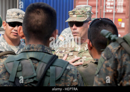 Le brigadier de l'armée américaine. Le général Gregray Bacon de la Garde nationale de l'Arkansas parle avec des soldats de la Brigade de montagne guatémaltèque au cours d'un exercice de préparation médicale à la Blanca, Guatemala, le 24 mai 2016. Task Force Red Wolf et de l'Armée mène du sud de l'aide civile humanitaire Formation pour inclure les projets de construction et de niveau tatical préparation médicale Exercices de formation médicale fournissant l'accès et la création d'écoles au Guatemala avec l'Guatamalan gouvernementaux et non gouvernementaux à partir de 05Mar16 à 18JUN16 afin d'améliorer la préparation aux missions des Forces armées des Etats-Unis et de fournir un avantage durable à Banque D'Images