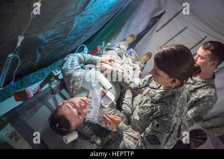 La CPS de l'armée américaine. Tara Bell et la CPS. Michael Williams, de la 296e Unité d'ambulance, de la Garde nationale de l'Arkansas, l'utilisation d'un stéthoscope pour prendre soin de la CPS patient. Chilland Cameron de la 875th avant Support Société, au cours d'un exercice de préparation médicale à la Blanca, Guatemala, le 26 mai 2016. Task Force Red Wolf et de l'Armée mène du sud de l'aide civile humanitaire Formation pour inclure les projets de construction et de niveau tatical préparation médicale Exercices de formation médicale fournissant l'accès et la création d'écoles au Guatemala avec l'Guatamalan gouvernementaux et non gouvernementaux à partir de 05Mar16 à 1 Banque D'Images