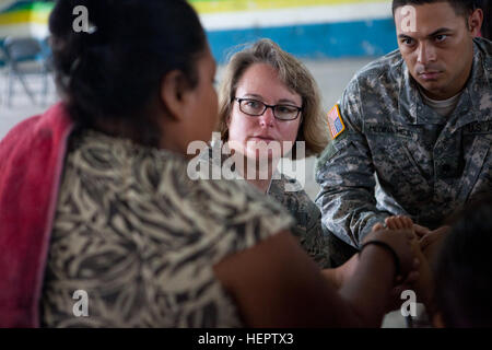 Le colonel de l'US Air Force Stephanie Schaefer de la 59ème aile médicale, Lackland Air Force Base, consulte un patient au sujet d'une éventuelle infection de la peau au cours d'un exercice de préparation médicale à la Blanca, Guatemala, May 28,2016. Task Force Red Wolf et de l'Armée mène du sud de l'aide civile humanitaire Formation pour inclure les projets de construction et de niveau tatical préparation médicale Exercices de formation médicale fournissant l'accès et la création d'écoles au Guatemala avec l'Guatamalan gouvernementaux et non gouvernementaux à partir de 05Mar16 à 18JUN16 afin d'améliorer la préparation aux missions des Forces armées des Etats-Unis et de provi Banque D'Images