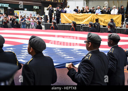 Les officiers subalternes de réserve Training Corps de cadets, portant le drapeau américain, mars passé le stand de révision sur la State Street au cours de la ville de Chicago's Memorial Day Parade, le 28 mai 2016. Il y avait 45 écoles JROTC présent avec plus de six mille cadets marchant dans la parade. (U.S. Photo de l'armée par le Sgt. Berogan Aaron/libérés) Officiers subalternes de réserve Training Corps de cadets, portant le drapeau américain, mars passé le stand de révision sur la State Street au cours de la ville de Chicago  % % % % % % % %E2 % % % % % % % %80 % % % % % % % %99s Memorial Day Parade Banque D'Images