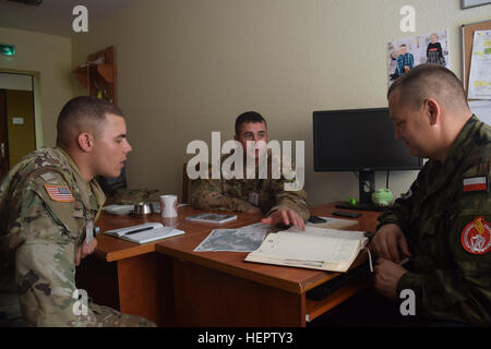 La 1ère Armée américaine, le Lieutenant Keith Cohen (à gauche) et le sergent. Jacob Gravelyn (centre) à partir de la 1re Brigade blindée, l'équipe de combat de la 3ème Division d'infanterie Provost Marshall Office talk avec lieutenant polonais Marcin Deja où ils auront besoin d'une escorte de la police militaire pour les équipements militaires arrivant à Niechorze Domaine de formation, la Pologne peut 29. Anakonda 16 est un exercice dirigé par-polonaise ayant lieu en Pologne du 7 au 17 juin. L'exercice comprend plus de 25 000 participants de plus de 20 nations, le soutien de la qualité et des mesures de dissuasion en faisant preuve de capacités de défense à déployer, maintenir et de masse com Banque D'Images