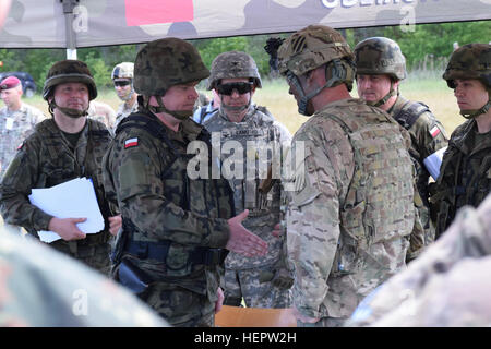 Le colonel Phil Brooks, le commandant de la 1re Brigade blindée, l'équipe de combat de la 3ème Division d'infanterie, serre la main avec serre la main d'un soldat polonais après la signature de l'accord de l'autorité marquant le début officiel de l'exercice Anakonda 16 à Drawsko Pomorskie, Pologne le 6 juin. Anakonda 16 débute officiellement en Pologne 160606-A-JL341-006 Banque D'Images