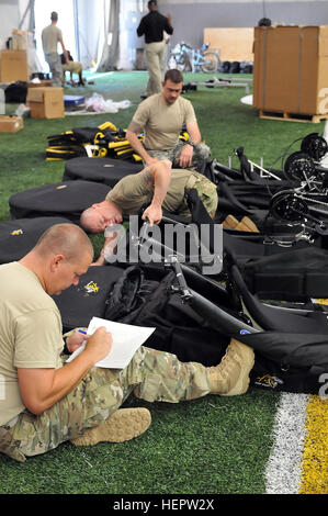 Les soldats de l'enregistrement de la commande Transition guerrier vélo couché vélo numéros de série dans perparation de question pour le ministère de la Défense 2016 Jeux de guerrier qui se tiendra à l'Académie militaire de West Point, N.Y., 6 juin 2016. La DoD Warrior Jeux, du 15 au 21 juin, est un concours sportif adapté des blessés, des malades et des blessés militaires et anciens combattants. Athlètes représentant les équipes de l'Armée, Marine Corps, la marine, la Force aérienne et le commandement des opérations spéciales, les Forces armées britanniques en compétition de tir à l'arc, randonnée à vélo, l'athlétisme, le tir, le volleyball assis, natation, et wheelchai Banque D'Images