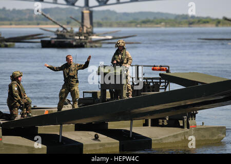 Dans le cadre d'une traversée de pont de démonstration, un Amphibioius Royaume-uni commandant dirige l'age les deux soldats allemand et britannique pour verrouiller le heavy metal d'un Ampbibious les rampes de forage pour l'autre afin de créer un pont sur une rivière importante à Chelmno, en Pologne le 8 juin pendant 16 ans. Anakonda Anakonda exercice 2016 est une multinationale dirigée par la Pologne, premier événement de formation tout au long de la Pologne juin 7-17. L'exercice implique plus de 25 000 participants de plus de 20 nations. Anakonda 16 est un événement de formation de l'armée américaine pour l'Europe et les nations participantes et démontre l'United Banque D'Images