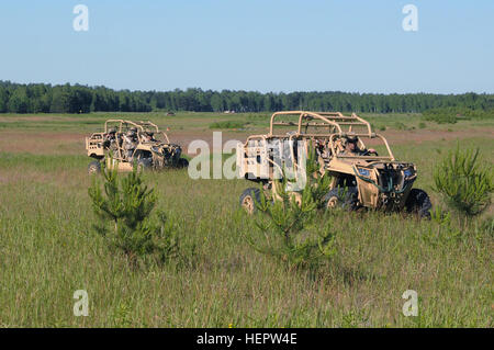 De parachutistes de l'armée américaine de la 82nd Airborne Division récupérer auprès de l'MRZR ATV-4. Les parachutistes sont qui participent à l'exercice 2016, un Polish Anakonda-led, multi-national de juin de l'exercice 7-17. L'exercice implique environ 31 000 participants de plus de 20 nations et est un événement de formation de l'armée américaine pour l'Europe. L'exercice 2016 Anakonda - Torun Largage (Image 1 de 26) 160607-A-TE330-001 Banque D'Images