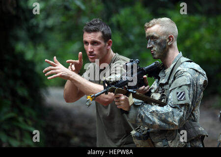 Un soldat français enseigne un soldat de l'Armée américaine affecté à la Compagnie Bravo, 3e Bataillon, 7e Régiment d'infanterie, 2e Brigade Combat Team, 3e Division d'infanterie, d'exécution des exercices de mouvement à l'École de guerre dans la jungle près de Yémen, Gabon, le 8 juin 2016. Les soldats français ont participé à la guerre de jungle l'école dans le cadre de l'exercice de l'Afrique de l'armée américaine Accord Central 2016, un annuel, combinés, exercice militaire conjoint qui réunit les nations partenaires pour pratiquer et démontrer la maîtrise de l'opération de maintien de la paix. (U.S. Photo par le Sgt armée Henrique Luiz de Holleben) Jungle Survival School (Ima Banque D'Images