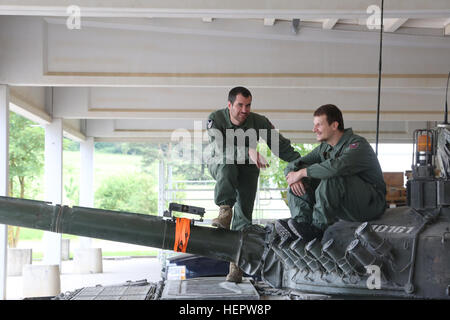 Des soldats slovènes 45e centre pour véhicules chenillés de combat (CGBV) attendre pour une inspection de la Systèmes intégré de prises à parties multiples au laser (MILES) installé sur un char de combat principal M-84 Réponse rapide au cours de l'entraînement à 16 le Hohenfels Domaine de formation, une partie de la préparation à l'interarmées multinationale Centre, en Allemagne, Hohenfels, Jun. 8, 2016. La réaction rapide de l'exercice est l'un des premiers événements de formation en intervention de crise militaire pour les forces aéroportées dans le monde. L'exercice est conçu pour améliorer l'état de préparation de la base de combat de la Force de réaction de l'américain Global - curre Banque D'Images