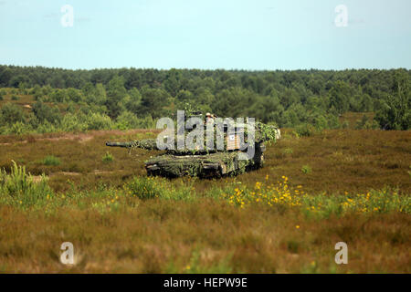 Les soldats de l'Armée américaine affecté au 2e Bataillon, 7e Division d'infanterie, 1ère Brigade Blindée,Combat, l'équipe offensive et tactique pratique deffensive terre manuvers avec Bradley M2/M3 véhicule de combat blindé à chenilles et M1A2 Abrams SEP V2 2016 char de combat au cours de Anakonda dans Szczecin, Pologne, le 9 juin. Anakonda 2016 est un exercice multinational dirigée par la Pologne, qui aura lieu en Pologne du 7 au 17 juin. Cet exercice implique plus de 25 000 participants de plus de 20 nations.(U.S. Vidéo de l'armée par le Sgt.Jason Edwards/) Parution Anakonda 2016 160606-A-BI909-004 Banque D'Images