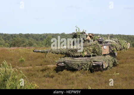 Les soldats de l'Armée américaine affecté au 2e Bataillon, 7e Division d'infanterie, 1ère Brigade Blindée,Combat, l'équipe offensive et tactique pratique deffensive terre manuvers avec Bradley M2/M3 véhicule de combat blindé à chenilles et M1A2 Abrams SEP V2 2016 char de combat au cours de Anakonda dans Szczecin, Pologne, le 9 juin. Anakonda 2016 est un exercice multinational dirigée par la Pologne, qui aura lieu en Pologne du 7 au 17 juin. Cet exercice implique plus de 25 000 participants de plus de 20 nations.(U.S. Vidéo de l'armée par la CPS. Jacquelynn Gaines/) Parution Anakonda 2016 160609-A-AN121-001 Banque D'Images