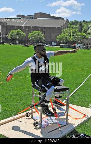 Vétéran de l'armée américaine le s.. Robert pratiques vertes assis pendant l'entraînement en campagne discus en préparation pour le DoD 2016 Jeux de guerrier à l'Académie militaire de West Point, (New York), le 9 juin 2016. La DoD Warrior Jeux, du 15 au 21 juin, est un concours sportif adapté des blessés, des malades et des blessés militaires et anciens combattants. Athlètes représentant les équipes de l'Armée, Marine Corps, la marine, la Force aérienne, opérations spéciales et commande les forces armées du Royaume-Uni en compétition de tir à l'arc, randonnée à vélo, piste, domaine, le tir, le volleyball assis, la natation et le basket-ball en fauteuil roulant. (Photo de Ma Banque D'Images