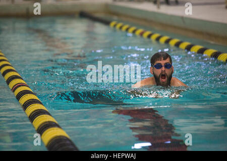 Un vétéran de l'armée américaine s'entraîne en natation à Arvin Gym, U.S. Military Academy, West point, New York, le 9 juin, 2016, se préparant aux Jeux des guerriers du Département de la Défense de 2016, une compétition sportive adaptative pour les militaires blessés, malades et blessés et les vétérans de plusieurs branches militaires. Banque D'Images