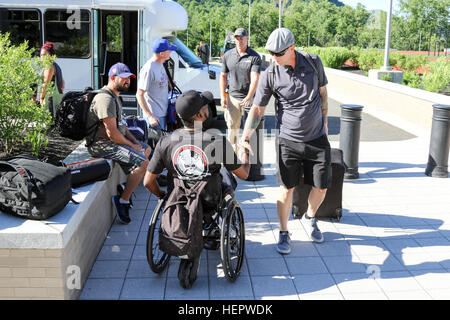 United States Special Operations Command athlètes saluent comme ils arrivent pour le ministère de la Défense 2016 Jeux de guerrier à l'Académie militaire de West Point, New York, 10 juin 2016. Le Guerrier du DOD est un jeux concours sportif adapté pour les blessés, malades et blessés servicemembers et Anciens Combattants. Athlètes représentant les équipes de l'Armée, Marine Corps, la marine, la Force aérienne, United States Special Operations Command et les Forces armées du Royaume-Uni s'affronteront dans la bonne voie, terrain, tir à l'arc, vélo, tir, natation, volleyball assis, et le basket-ball en fauteuil roulant à partir 15 Banque D'Images