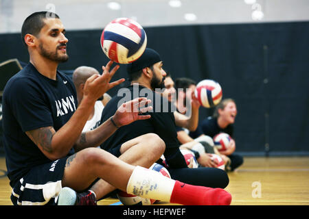 Vétéran de l'armée américaine, la CPS. Dustin Barr, de Jamesville, North Carolina, prépare pour l'entraînement de volley-ball à Arvin Sport, en préparation pour le ministère de la Défense 2016 Jeux de guerrier à l'Académie militaire, West Point, New York, 11 juin 2016. La DoD Warrior Jeux, du 15 au 21 juin, est un concours sportif adapté des blessés, des malades et des blessés militaires et anciens combattants. Athlètes représentant les équipes de l'Armée, Marine Corps, la marine, la Force aérienne, Commandement des opérations spéciales, et les Forces armées du Royaume-Uni en compétition de tir à l'arc, randonnée à vélo, piste, domaine, le tir, le volleyball assis, swimmi Banque D'Images