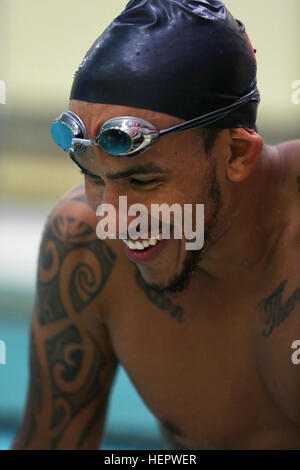 Un vétéran de l'armée américaine s'entraîne en natation à Arvin Gym, West point, New York, le 11 juin 2016, en préparation des Jeux des guerriers du Département de la Défense de 2016. L'événement sportif adaptatif, du 15 au 21 juin, présente des militaires blessés, malades et blessés et des vétérans de plusieurs branches militaires concourant dans le tir à l'arc, le cyclisme, la piste, le terrain, le tir, volley-ball assis, natation et basketball en fauteuil roulant. Banque D'Images