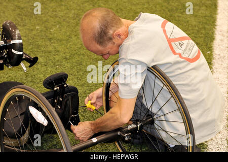 TeamArmy coach vélo Ray Clark assemble un handbike en préparation pour le ministère de la Défense 2016 Jeux de guerrier tenue à l'Académie militaire des États-Unis à West Point, New York, 12 juin 2016. La DoD Warrior Jeux, du 15 au 21 juin, est un concours sportif adapté des blessés, des malades et des blessés militaires et anciens combattants. Athlètes représentant les équipes de l'Armée, Marine Corps, la marine, la Force aérienne, opérations spéciales et commande les forces armées du Royaume-Uni en compétition de tir à l'arc, randonnée à vélo, piste, domaine, le tir, le volleyball assis, la natation et le basket-ball en fauteuil roulant. (Photo par le Sgt. D. Banque D'Images