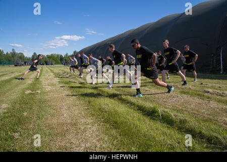 Le caporal de l'armée américaine. Andrew Hernandez mène le peloton de soldats affectés à la 1ère, 4e Escadron, 2e régiment de cavalerie, au cours de formation à la préparation physique de l'armée après un convoi de Liervalde à Parnu, Estonie, Lettonie, 14 juin 2016, au cours de Dragoon Ride II. Dragoon Ride II, est le kilomètre 2 200 convoi à l'Estonie en prévision de l'exercice 2016, une grève de Sabre de l'armée américaine a conduit à l'exercice de formation coopérative visant à améliorer l'interopérabilité interarmées à l'appui d'opérations multinationales. (U.S. Photo de l'armée par le sergent. Ricardo HernandezArocho/libérés) Dragoon Ride II convoi à Parnu, ESTONIE 1 Banque D'Images