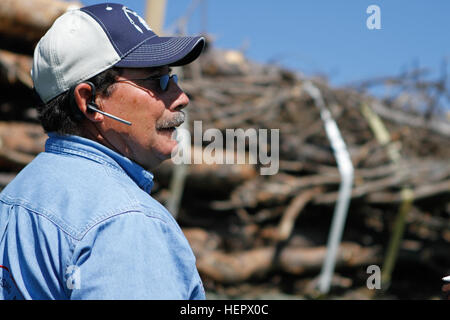 Douglas A. Dupris Maintenance, Directeur de la Société de logement de la rivière Cheyenne Cheyenne River pour la tribu des Sioux, diriger une armée américaine M915A3 tracteur tirant des locomotives de bois qui est véhiculée par les pilotes à partir du 154e Scottish Regiment, Royal Logistics Corp., l'armée britannique, et 1244th Transportation Company, New Jersey Army National Guard, lors d'un drop off bois pour la tribu Sioux Coyote d'or à l'appui de l'exercice, Dédougou, S.D., 15 juin 2016. Le Coyote d'or l'exercice est un trois-phase, axée sur des mises en exercice mené dans les Black Hills du Dakota du Sud et le Wyoming, qui e Banque D'Images