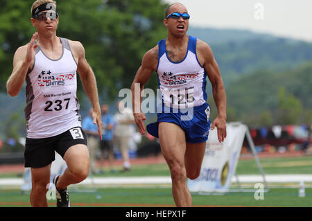 Les athlètes concourent dans men's track event lors de la Ministère de la Défense 2016 Warrior Jeux à l'Académie militaire des États-Unis à West Point, New York, 17 juin 2016. Le Guerrier du DoD est un jeux concours sportif adapté des blessés, des malades et des blessés militaires et anciens combattants. Environ 250 athlètes représentant les équipes de l'Armée, Marine Corps, la marine, la Force aérienne, opérations spéciales et commande les forces armées du Royaume-Uni s'affronteront dans la bonne voie, terrain, tir à l'arc, vélo, tir, natation, volleyball assis, et le basket-ball en fauteuil roulant. La DOD Warrior Jeux sera ouvert au public le 15 juin Banque D'Images