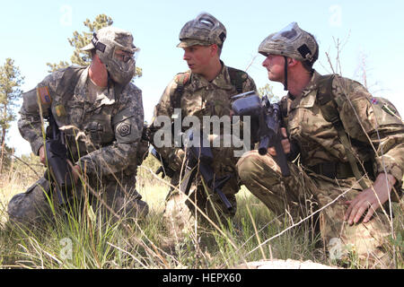 Soldat de l'armée américaine avec la Garde nationale de l'Illinois, la FPC. Martin Smith, attribué à 1244th Transportation Company et 154e Scottish Regiment, Royal Logistic corps de soldats, effectuer un rapport de situation pour s'assurer que le plan de mission n'a pas été modifiée alors qu'ils patrouillaient au cours de la patrouille urbaine à voie rapide Ouest Camp, S.D., 16 juin 2016. Le Coyote d'or l'exercice est un trois-phase, axée sur des mises en exercice mené dans les Black Hills du Dakota du Sud et le Wyoming, qui permet de se concentrer sur les commandants de mission besoins essentiels concernant la tâche, les tâches et les exercices de combat guerrier. (U.S. Photo de l'armée par la CPS. Banque D'Images