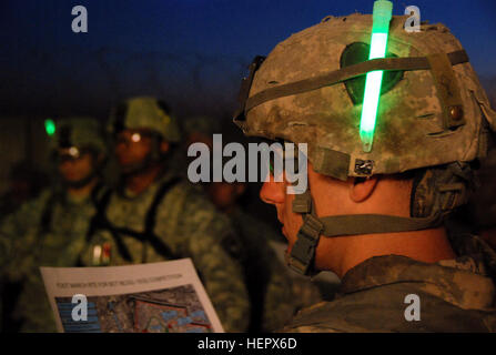 La CPS. Daniel Brooks examine les 3,7 milles avant le déplacement mars pied pendant la grève l'équipe de combat de la Brigade sous-officier et soldat du trimestre Le 4 octobre, 2008 la concurrence. Servir avec les pays fournisseurs B Brooks, 1er Escadron, 75e Régiment de cavalerie, 2e Brigade Combat Team, 101st Airborne Division (Air Assault), Multi-National Division-Baghdad. Frapper les sous-officiers, soldats rivalisent pour les honneurs au cours de la concurrence 122316 Banque D'Images