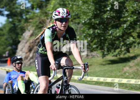 Vétéran de l'armée américaine, le sergent-chef. Megan Grudzinski, de Strongsville, Ohio, participe à la compétition cycliste au cours de la Ministère de la Défense 2016 Warrior Jeux, à l'Académie militaire, West Point, New York, le 18 juin. (U.S. Photo de l'armée par la CPS. Michel'le Stokes/DoD) Parution Jeux Warrior 2016 160618-A-JA037-286 Banque D'Images