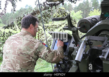 Un soldat britannique du 7e Régiment de parachutistes Royal Horse Artillery effectue une pré-combat vérifier sur un L118 canon léger alors qu'il effectuait une mission de tir simulé au cours de réponse rapide 16 entraînement physique à la zone d'entraînement, un Hohenfels partie de la multinationale, Centre de préparation conjointe en Allemagne, Hohenfels, Jun. 18, 2016. La réaction rapide de l'exercice est l'un des premiers événements de formation en intervention de crise militaire pour les forces aéroportées dans le monde. L'exercice est conçu pour améliorer l'état de préparation de la base de combat de la Force de réaction des Etats-Unis dans le monde - en ce moment la 82nd Airborne Divisi Banque D'Images