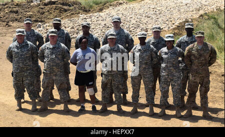 Les soldats de la 213e compagnie du génie, 168e Brigade, ingénieur de la Garde nationale de l'Armée du Mississippi de poser pour un groupe à Novo Selo, Bulgarie, le 25 juin 2016 lors de l'opération Resolute Château. Ces ingénieurs militaires passé l'été à la construction d'une gamme de formation et d'un réservoir de munitions zone d'attente, afin d'accroître la capacité de formation et de la capacité de l'infrastructure militaire en Europe de l'Est. (1er Lieutenant Matthew Gilbert, 194e Brigade du génie, Texas Army National Guard) de la Garde nationale de l'Armée du Mississippi participe à la construction militaire en Bulgarie 160625-A-CS119-002 Banque D'Images