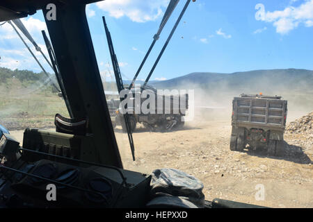 Les soldats de la 168e Brigade, ingénieur de l'Armée du Mississippi d'entraînement de la Garde nationale d'un trio de camions à benne pour livrer des fournitures de construction le 25 juin 2016 lors de l'opération Resolute Château à Novo Selo, la Bulgarie. Ces fournitures de construction ont été utilisés pour améliorer un réservoir de tir et des munitions afin de construire une zone d'attente. (U.S. Photo de l'Armée Le lieutenant 1er Matthieu Gilbert, 194e Brigade du génie, Texas Army National Guard) Mississippi State étudiants participent à la construction militaire en Bulgarie 160625-A-CS119-023 Banque D'Images