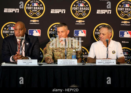 Le lieutenant général Stephen Townsend, général commandant, XVIII Airborne Corps, répond à une question de la presse aux côtés de la Ligue Majeure de Baseball Association Directeur exécutif Tony Clark, et Robert D. Manfred Jr., Commissaire à la Ligue Majeure de Baseball, au cours d'une conférence de presse avant le début de la saison 2001 et Miami Marlins match de saison régulière joué à Fort Bragg Domaine le dimanche 3 juillet 2016 à Fort Bragg, N.C. Fort Bragg, MLB et l'Association des joueurs des ligues majeures ont fait équipe pour mettre sur le site historique du match de saison régulière entre les braves et les Marlins à Fort Bragg. (Photo US Army par le sergent. Jason Duhr) 20 Banque D'Images