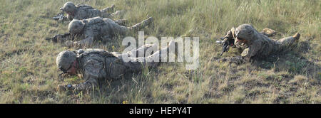 Troopers du 5e Escadron, 7e régiment de cavalerie, 1st Armored Brigade Combat Team, 3ème Division d'infanterie ne 3-5 deuxième buddy se précipite au cours d'un tournage de stress au Camp Ujamajor, Hongrie, le 13 juillet 2016. Les Troopers sont en Hongrie dans le cadre de l'opération Atlantic résoudre, une démonstration de l'engagement des États-Unis continue à la défense collective de l'Europe à travers une série d'actions visant à rassurer les alliés et partenaires de notre dévouement à la paix durable et la stabilité dans la région. Cav Troopers Apprenez à cadrer sous stress 160713-A-JL341-004 Banque D'Images