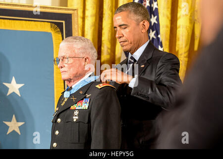 Le Lieutenant-colonel de l'Armée américaine à la retraite Charles bouilloires est décerné la médaille d'honneur à la Maison Blanche à Washington, D.C., le 18 juillet 2016, pour des actions au cours d'une bataille près de Duc Pho, le Vietnam du Sud, le 15 mai 1967. Then-Maj. Bouilloires, affecté à la 1re Brigade du 101e Division aéroportée, a été crédité à l'évacuation des dizaines de soldats dans un hélicoptère Huey UH-1D sous le feu nourri de l'ennemi. (U.S. Photo de l'armée par le Sgt. Alicia Marque) Le lieutenant-colonel (ret.) Charles Bouilloires Médaille d'honneur cérémonie (28358133431) Banque D'Images