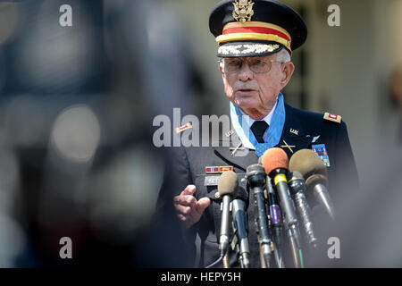 Le Lieutenant-colonel de l'Armée américaine à la retraite Charles bouilloires est décerné la médaille d'honneur à la Maison Blanche à Washington, D.C., le 18 juillet 2016, pour des actions au cours d'une bataille près de Duc Pho, le Vietnam du Sud, le 15 mai 1967. Then-Maj. Bouilloires, affecté à la 1re Brigade du 101e Division aéroportée, a été crédité à l'évacuation des dizaines de soldats dans un hélicoptère Huey UH-1D sous le feu nourri de l'ennemi. (U.S. Photo de l'armée par le Sgt. Alicia Marque) Le lieutenant-colonel (ret.) Bouilloires Médaille d'honneur cérémonie (28332025672) Banque D'Images