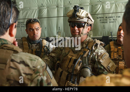 Un commando de l'armée de l'air chilienne examine les procédures d'atterrissage avec un U.S. Special Operations Forces aérienne du commandement des opérations spéciales affectées à l le 25 juillet 2016 à Santiago, Chili. Aux États-Unis plus de 100 militaires de la Force aérienne, l'armée et les Marines ont participé à l'exercice du Chili pour améliorer l'interopérabilité et l'échange de meilleures pratiques avec leurs homologues chiliens. (U.S. Photo de l'armée par le sergent. Osvaldo Equite/relâché), Chili partenaire SOF pendant l'exercice Southern Star 160725-A-S443-009 Banque D'Images