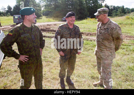 Le colonel lituanien Mindaugas Steponavicius (de gauche), commandant de la Brigade d'infanterie mécanisée du Loup de fer, le général allemand Carsten Jacobson, commandant adjoint de la Force internationale d'assistance à la sécurité, le Colonel Phil Brooks, commandant de la 1re Brigade blindée, l'équipe de combat de la 3ème Division d'infanterie, de s'entretenir au sujet de la formation en cours d'entraînement Flaming Thunder, le 2 août 2016 à Kairiai, la Lituanie. Flaming Thunder est un deux semaines contre incendie multinationales exercice de coordination et de tir réel interarmes d'accroître l'interopérabilité entre les unités d'appui-feu de l'OTAN, et de former et d'exécuter avec l'appui feu mixte Banque D'Images