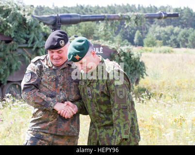 Le général allemand Carsten Jacobson, commandant adjoint de la Force internationale d'assistance, serre la main avec le général de brigade lituanienne Valdemaras Rupsys, commandant général de l'Armée de terre, pendant l'exercice Flaming Thunder, le 2 août 2016 à Kairiai, la Lituanie. Flaming Thunder est un deux semaines contre incendie multinationales exercice de coordination et de tir réel interarmes d'accroître l'interopérabilité entre les unités d'appui-feu de l'OTAN, et de former et d'exécuter des tirs d'appui conjoint avec l'intégration d'éléments de manoeuvre, l'appui aérien rapproché, et d'attaque rapprochée. Les soldats du 1er Banque D'Images