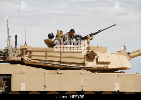 Le sénateur américain (R-Texas) Ted Cruz monte dans un M1A2 Abrams à éventail 88 près de Orogrande, N.M. 9 août, 2016. Sen. Cruz rejoint le général de Pat White, commandant général de la première division blindée et de Fort Bliss, le Colonel Charles Lombardo, commandant, 2e Brigade Combat Team, 1AD, et d'autres personnes sur un tour de Fort Bliss, Texas et observé les tables de tir du réservoir. Sen. Cruz a tiré un M1A2 Abrams et a parlé avec des soldats d'une compagnie, 1er Bataillon, 37e régiment de blindés, 2e BCT, 1 AD, lors de sa visite. Les soldats du 2e Bataillon, 501e Régiment d'aviation, 1re Division blindée de l'aviation de combat en charge de la Brigade. Banque D'Images