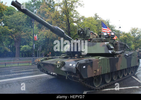 Les soldats de la compagnie d, 3e bataillon d'armes combinées, 69e régiment d'armures, 3e division d'infanterie exploitent un char M1A2 Abrams lors du défilé de la journée des forces armées polonaises à Varsovie, en Pologne, le 15 août 2016. Le défilé commémore le 96e anniversaire de la victoire polonaise à la bataille de Varsovie en 1920. L'unité de Fort Stewart, en Géorgie, effectue une rotation d'entraînement pour appuyer l'opération Atlantic Resolve en Europe de l'est. Banque D'Images