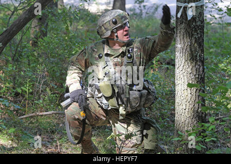 Un soldat de réserve de l'Armée américaine affecté à la 327e compagnie du génie, 397e bataillon du génie, 372e Brigade, Ingénieur de soutien du théâtre 416E Commande, dirige son équipe lors d'une attaque complexe au cours de l'exercice de formation de soutien au combat (86-16-03 86-16-03) CSTX sur Fort McCoy, au Wisconsin, le 22 août, 2016. Près de 9 000 militaires de partout au pays participent à CSTX 86-16-03 organisé par la 86e Division de la formation et de la formation du troisième commandement de la 84e et dernière CSTX de l'année. (U.S. Réserve de l'Armée Photo par le Sgt. 1re classe Clinton Wood). Attaque complexe 160822-A-HX393-000 Banque D'Images