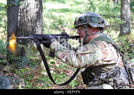 Un soldat de réserve de l'Armée américaine affecté à la 327e compagnie du génie, 397e bataillon du génie, 372e, 416e Brigade Ingénieur Support Théâtre, engage la commande "ennemi" dans une attaque complexe au cours de l'exercice de formation de soutien au combat (86-16-03 86-16-03) CSTX sur Fort McCoy, au Wisconsin, le 22 août, 2016. Près de 9 000 militaires de partout au pays participent à CSTX 86-16-03 organisé par la 86e Division de la formation et de la formation du troisième commandement de la 84e et dernière CSTX de l'année. (U.S. Réserve de l'Armée Photo par le Sgt. 1re classe Clinton Wood). Attaque complexe 160822-A-HX393-003 Banque D'Images