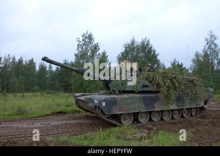 Les soldats de l'Armée américaine affecté à la 3e Bataillon, 69e régiment de blindés, 1er Armor Brigade Combat Team, 3e Division d'infanterie, conduire un M1A2 Abrams tank à la gamme pour un exercice de tir réel en Adazi, la Lettonie le 22 août 2016. Les soldats du 3e Bataillon, 69e bras. Rgmt. sont la formation avec leurs alliés baltes à l'appui de l'opération Atlantic résoudre, un effort dirigé par les États-Unis d'être menées en Europe de l'est pour démontrer l'engagement des États-Unis à la sécurité collective de l'OTAN et son dévouement à la paix durable et la stabilité dans la région. Le letton et les soldats américains d'établir des relations grâce à la formation 1 Banque D'Images