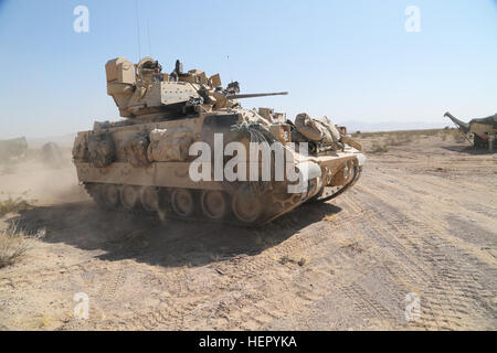 Une armée américaine M2 Bradley véhicule affecté à la lutte contre l'équipe de combat de la 3e Brigade, 4e Division d'infanterie, se prépare à exécuter la mission au cours de l'action décisive 16-09 Rotation au Centre National d'entraînement, le 27 août, 2016. (U.S. Photo de l'armée par la FPC. Jordan Roy, Operations Group, Centre National de Formation) 3-4 BCT au NTC 160827-A-LL159-004 Banque D'Images