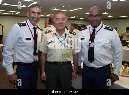 Le colonel Luis Pomales (à gauche), directeur, Réserve de l'Armée de terre Team-Japan d'engagement, et le Sgt. Le major Bennie Nunnally (droite), senior advisor enrôlé, Réserve de l'Armée de terre Team-Japan Engagement, posent pour une photo de groupe avec le général Toshiya Okabe (centre), chef de cabinet, le Japon d'autodéfense au sol, au cours d'un dîner offert bilatérales officielles à la Sky View Restaurant au Camp Ichigaya, Japon, le 29 août 2016. La JGSDF Réserve invité Pomales et Nunnally à Ichigaya Camp pour discuter de l'Armée et les capacités des missions dans le Pacifique. L'événement a également présenté des occasions de Nunnally et Pomales p Banque D'Images