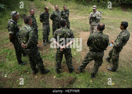 L'ARMÉE AMÉRICAINE Cpt. Cristian Radulescu, centre droit, de Warhog Coach Trainer d'observateur, de l'équipe multinationale interarmées (Centre de préparation JMRC) (Opérations) Groupe de mémoires aux soldats roumains du 33e Bataillon de montagne Posada alors qu'il effectuait une tournée des visiteurs de marque au cours de l'exercice Combined Résoudre VII à l'armée américaine en Allemagne, JMRC Hohenfels le 6 septembre 2016. Résoudre combiné VII est un 7e armée le commandement de l'instruction, de l'armée américaine l'Europe-dirigé, l'exercice en cours à l'Grafenwoehr Hohenfels et zones d'entraînement, le 8 août au 15 septembre 2016. L'exercice est conçu pour former l'armée à l'échelle régionale de l'alloc Banque D'Images