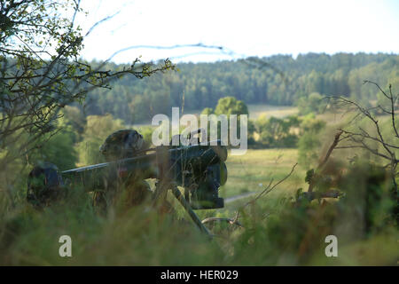 Un soldat polonais de la 17e Brigade mécanisée Wielkopolska numérise son secteur avec un missile antichar Spike-LR système tout en effectuant des opérations défensives au cours de l'exercice Combined Résoudre VII à l'armée américaine dans le centre de préparation interarmées multinationale Hohenfels Allemagne, 9 septembre 2016. Résoudre combiné VII est un 7e armée le commandement de l'instruction, de l'armée américaine l'Europe-dirigé, l'exercice en cours à l'Grafenwoehr Hohenfels et zones d'entraînement, le 8 août au 15 septembre 2016. L'exercice est conçu pour former les forces de l'armée affectés à l'échelle régionale pour les États-Unis en Europe. Résoudre combiné VII comporte plus d'e Banque D'Images