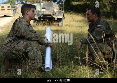 Un soldat américain, de gauche, du 15e bataillon du génie et un soldat polonais de la 17e Brigade mécanisée de la Grande Pologne discuter des positions de combat tout en menant des opérations défensives au cours de l'exercice Combined Résoudre VII à l'armée américaine dans le centre de préparation interarmées multinationale Hohenfels Allemagne, 10 septembre 2016. Résoudre combiné VII est un 7e armée le commandement de l'instruction, de l'armée américaine l'Europe-dirigé, l'exercice en cours à l'Grafenwoehr Hohenfels et zones d'entraînement, le 8 août au 15 septembre 2016. L'exercice est conçu pour former les forces de l'armée affectés à l'échelle régionale pour les États-Unis en Europe. Résoudre combiné Banque D'Images