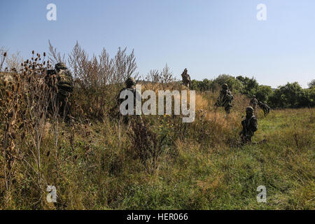 Soldats roumains du 33e Bataillon de montagne roumaine, 2e brigade de troupes de montagne propose d'engager les ennemis simulés lors d'une agression de la ville au cours de l'exercice Combined scénario Résoudre VII à l'armée américaine dans le centre de préparation interarmées multinationale Hohenfels Allemagne, le 12 septembre 2016. Résoudre combiné VII est un 7e armée le commandement de l'instruction, de l'armée américaine l'Europe-dirigé, l'exercice en cours à l'Grafenwoehr Hohenfels et zones d'entraînement, le 8 août au 15 septembre 2016. L'exercice est conçu pour former les forces de l'armée affectés à l'échelle régionale pour les États-Unis en Europe. Résoudre combiné VII comprend mo Banque D'Images