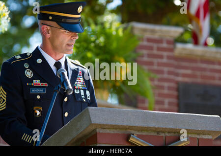 Le Sgt commande. Le Major Richard Woodring, le premier soldat enrôlé dans la Police militaire du régiment du Corps, prend la parole lors de son hommage commémoratif le 19 septembre à Fort Leonard Wood, Missouri. Les députés ont assisté à des manifestations artistiques tout au long de la semaine pour marquer le 75e anniversaire du régiment. (U.S. Photo de l'armée par le Sgt. 1re classe Jacob Boyer/libérés) MP Regiment 75 ans Marques 160919-A-C687-055 Banque D'Images