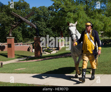 Commande à la retraite Le Sgt. Le major Gene Noland dirige l 'cheval anglais dans l' écart de la Police militaire du régiment du Corps hommage commémoratif le 19 septembre à Fort Leonard Wood, Missouri. Les députés ont assisté à des manifestations artistiques tout au long de la semaine pour marquer le 75e anniversaire du régiment. (U.S. Photo de l'armée par le Sgt. 1re classe Jacob Boyer/libérés) MP Regiment 75 ans Marques 160919-A-C687-128 Banque D'Images